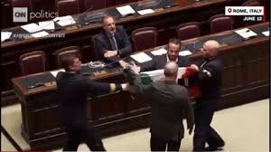 Ẩu đả tại Quốc hội Italia, một nghị sĩ ra về bằng xe lăn